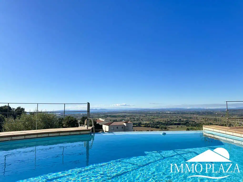 With Tourist licence ! Majestic charming villa with panoramic views of the Bay of Roses – 3 bedrooms – 3 bathrooms – 3 terraces – 1 swimming pool – 1 garage