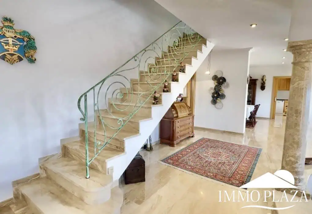 With Tourist licence ! Majestic charming villa with panoramic views of the Bay of Roses – 3 bedrooms – 3 bathrooms – 3 terraces – 1 swimming pool – 1 garage