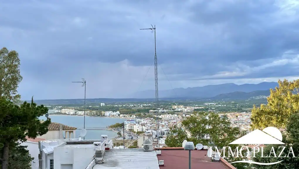 Spacious and bright corner apartment, view of Rosas beach, 2 bedrooms, 2 bathrooms, private parking, storage, large terrace!