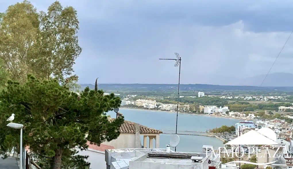 Spacious and bright corner apartment, view of Rosas beach, 2 bedrooms, 2 bathrooms, private parking, storage, large terrace!