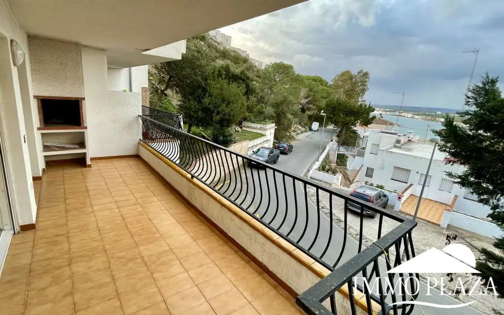 Spacious and bright corner apartment, view of Rosas beach, 2 bedrooms, 2 bathrooms, private parking, storage, large terrace!