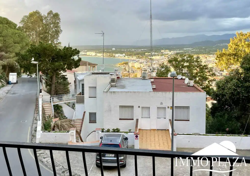 Spacious and bright corner apartment, view of Rosas beach, 2 bedrooms, 2 bathrooms, private parking, storage, large terrace!