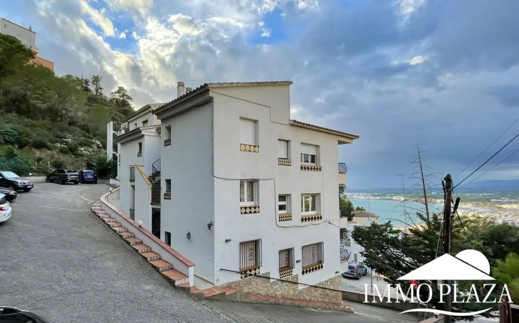 Spacious and bright corner apartment, view of Rosas beach, 2 bedrooms, 2 bathrooms, private parking, storage, large terrace!