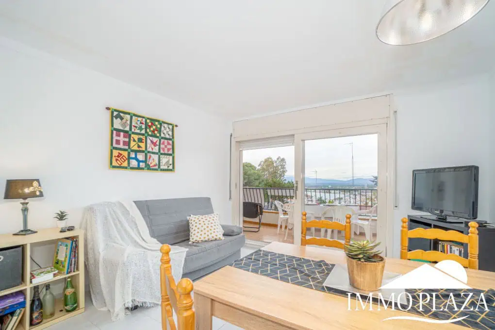 Spacious and bright corner apartment, view of Rosas beach, 2 bedrooms, 2 bathrooms, private parking, storage, large terrace!