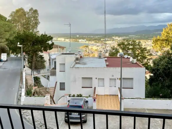 Spacious and bright corner apartment, view of Rosas beach, 2 bedrooms, 2 bathrooms, private parking, storage, large terrace!
