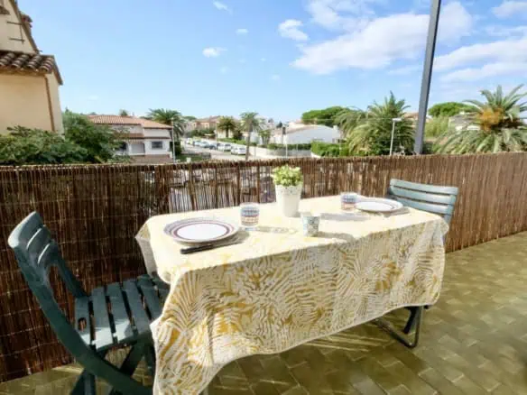 Bright corner apartment, completely renovated, 2  double bedrooms, in the center of Empuriabrava – Costa Brava