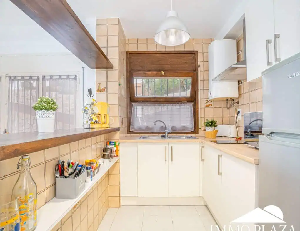 Spacious and bright corner apartment, view of Rosas beach, 2 bedrooms, 2 bathrooms, private parking, storage, large terrace!