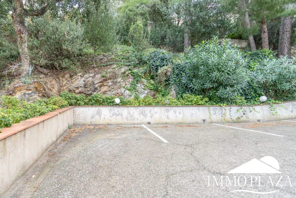 Spacious and bright corner apartment, view of Rosas beach, 2 bedrooms, 2 bathrooms, private parking, storage, large terrace!