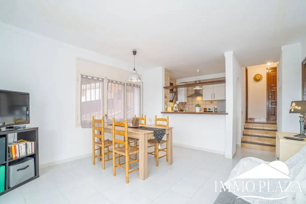 Spacious and bright corner apartment, view of Rosas beach, 2 bedrooms, 2 bathrooms, private parking, storage, large terrace!
