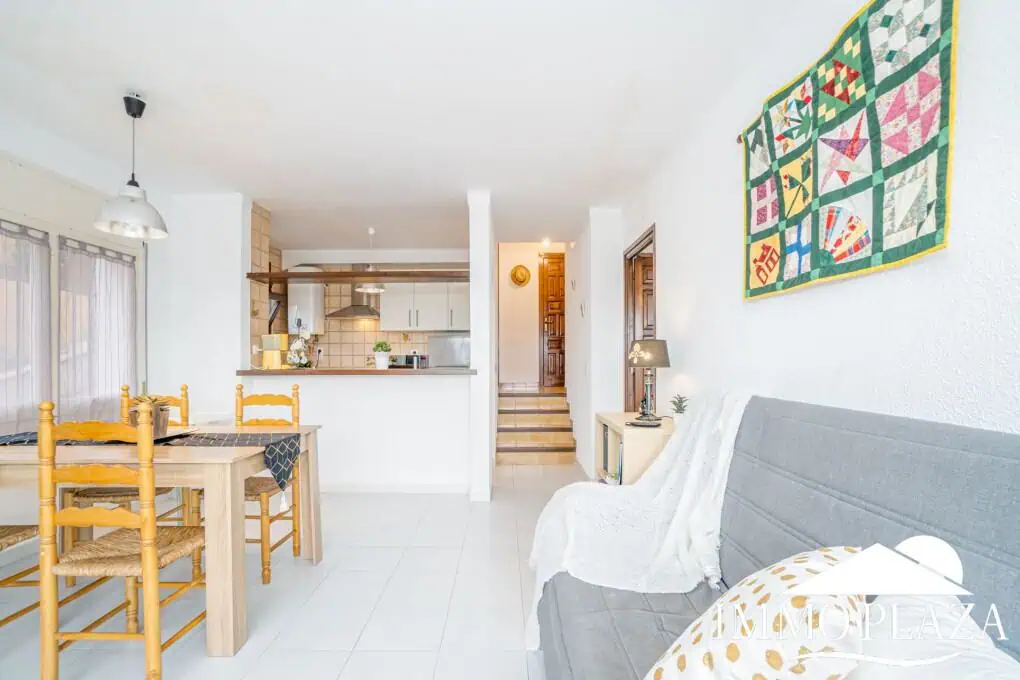 Spacious and bright corner apartment, view of Rosas beach, 2 bedrooms, 2 bathrooms, private parking, storage, large terrace!