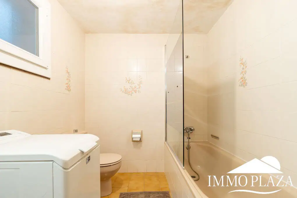 Spacious and bright corner apartment, view of Rosas beach, 2 bedrooms, 2 bathrooms, private parking, storage, large terrace!