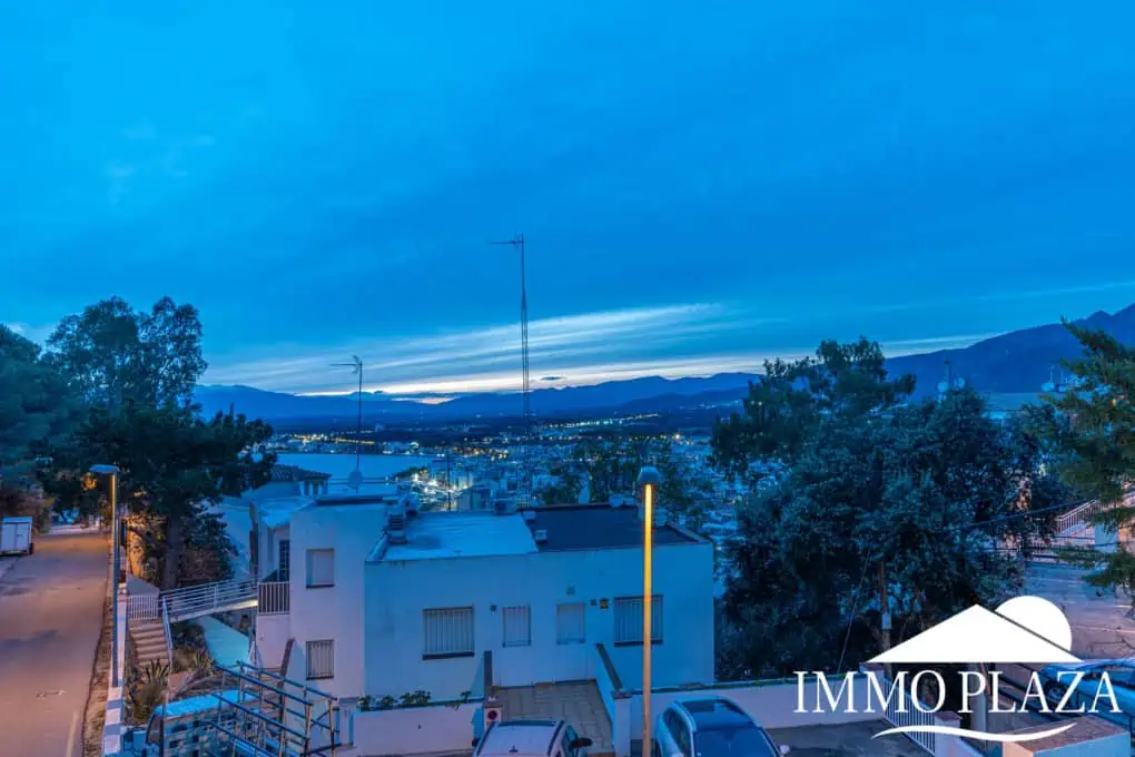Spacious and bright corner apartment, view of Rosas beach, 2 bedrooms, 2 bathrooms, private parking, storage, large terrace!
