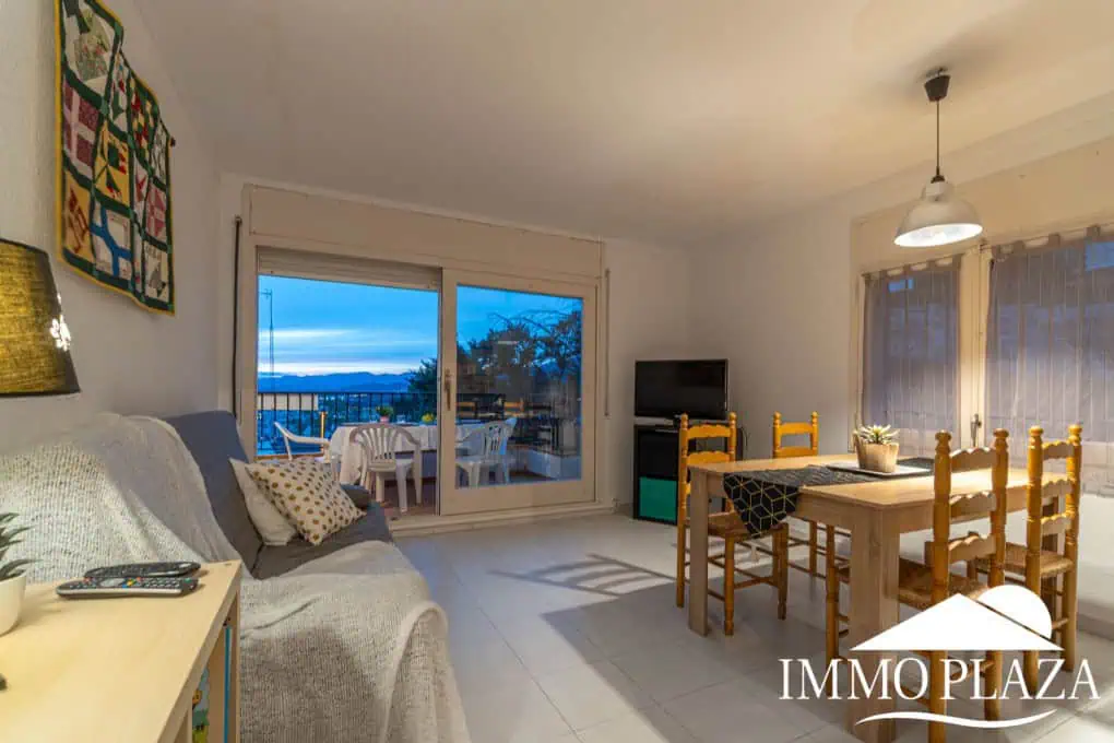 Spacious and bright corner apartment, view of Rosas beach, 2 bedrooms, 2 bathrooms, private parking, storage, large terrace!