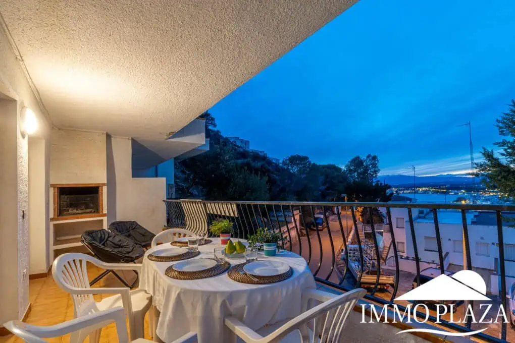 Spacious and bright corner apartment, view of Rosas beach, 2 bedrooms, 2 bathrooms, private parking, storage, large terrace!