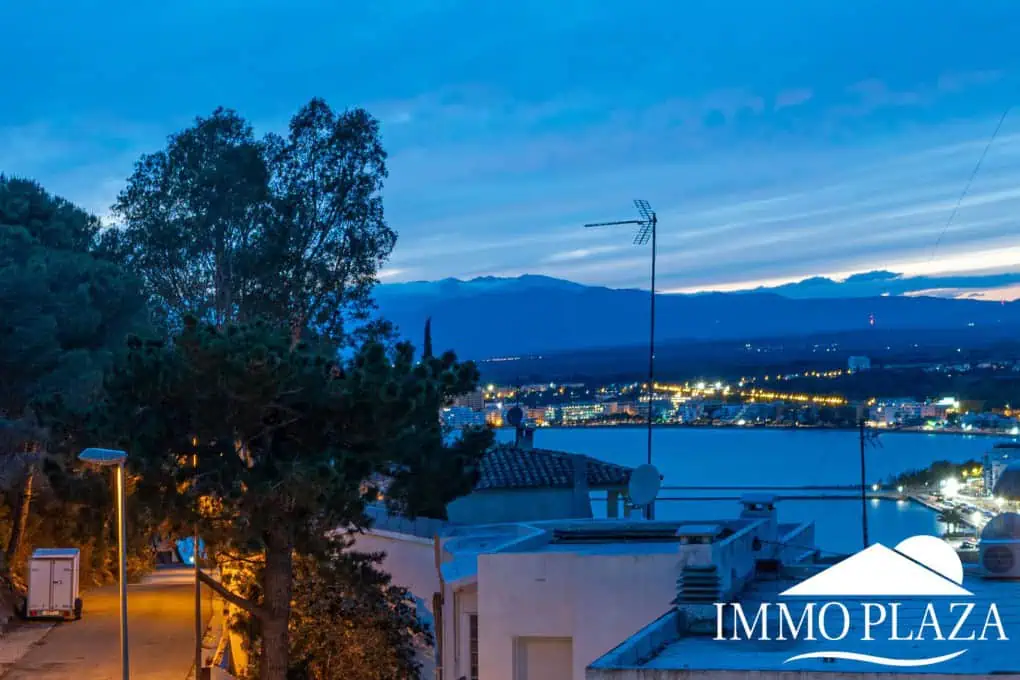Spacious and bright corner apartment, view of Rosas beach, 2 bedrooms, 2 bathrooms, private parking, storage, large terrace!