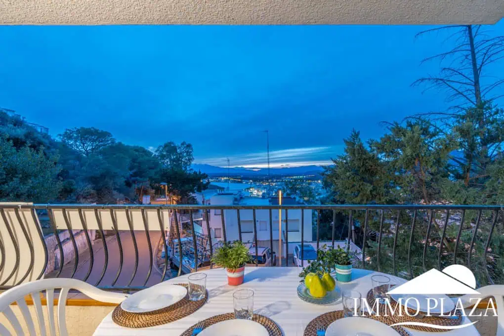 Spacious and bright corner apartment, view of Rosas beach, 2 bedrooms, 2 bathrooms, private parking, storage, large terrace!