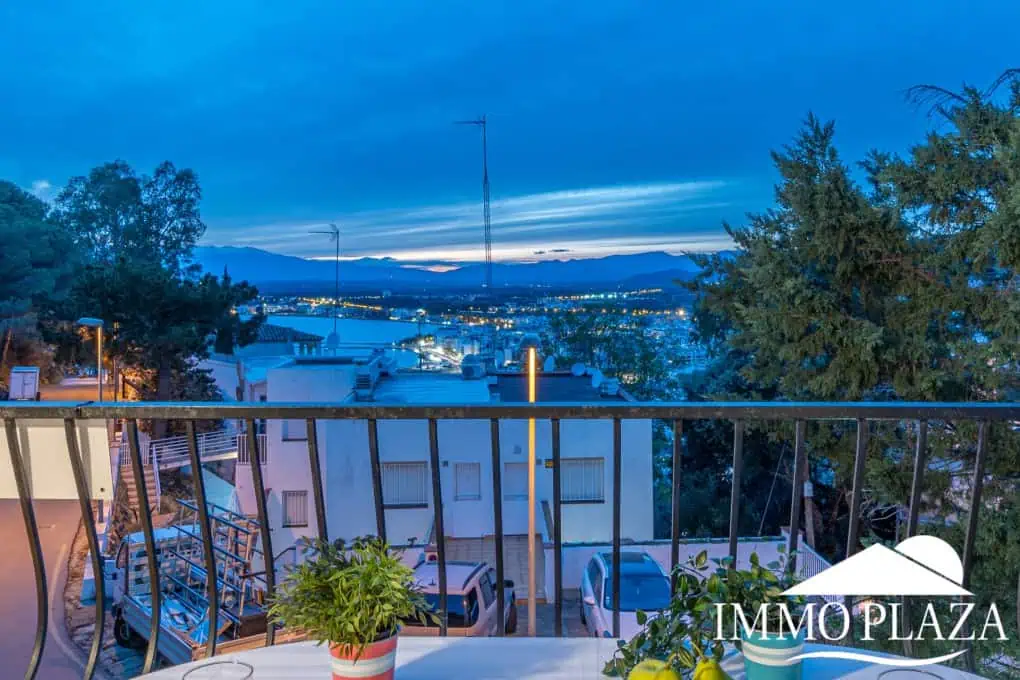 Spacious and bright corner apartment, view of Rosas beach, 2 bedrooms, 2 bathrooms, private parking, storage, large terrace!
