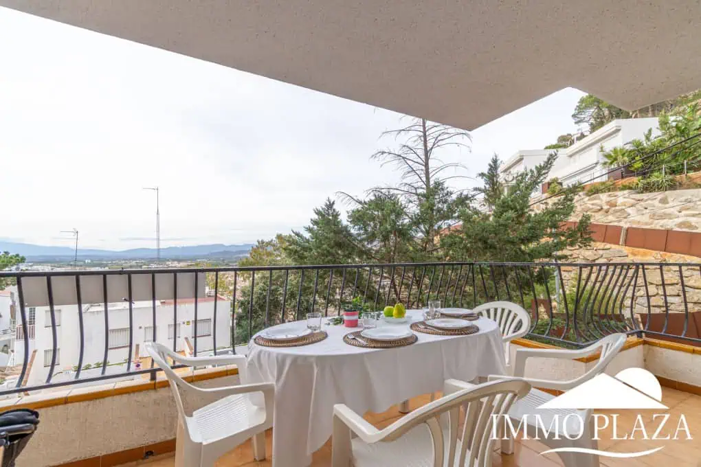Spacious and bright corner apartment, view of Rosas beach, 2 bedrooms, 2 bathrooms, private parking, storage, large terrace!