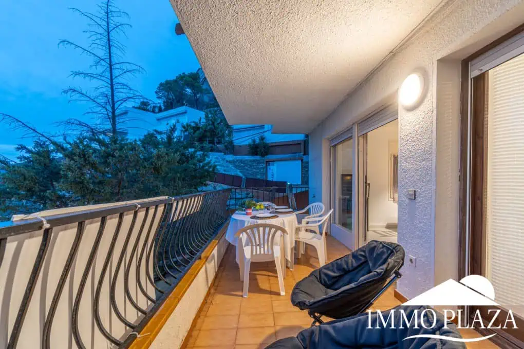 Spacious and bright corner apartment, view of Rosas beach, 2 bedrooms, 2 bathrooms, private parking, storage, large terrace!