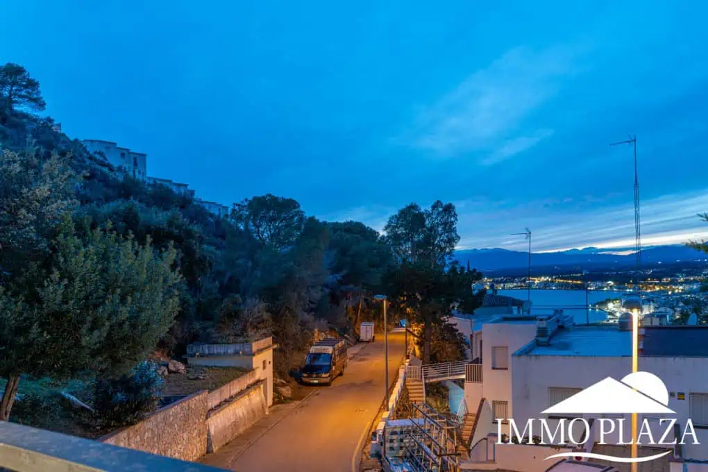 Spacious and bright corner apartment, view of Rosas beach, 2 bedrooms, 2 bathrooms, private parking, storage, large terrace!