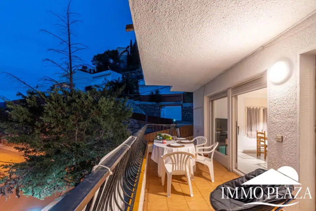 Spacious and bright corner apartment, view of Rosas beach, 2 bedrooms, 2 bathrooms, private parking, storage, large terrace!