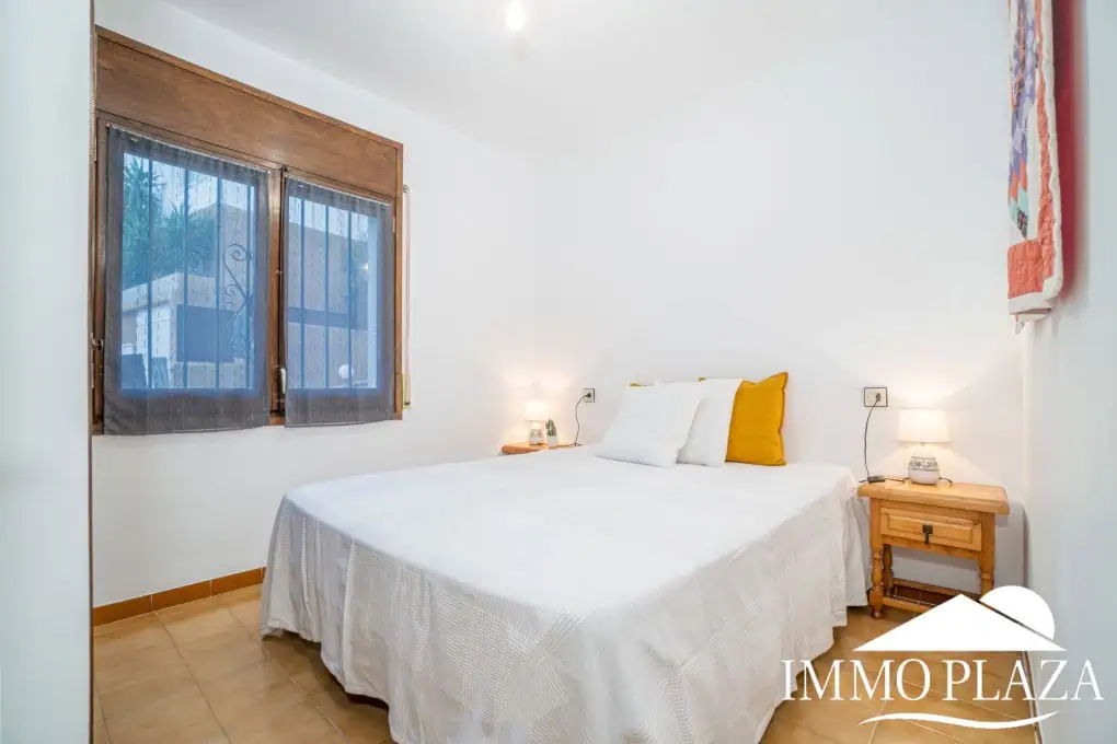 Spacious and bright corner apartment, view of Rosas beach, 2 bedrooms, 2 bathrooms, private parking, storage, large terrace!