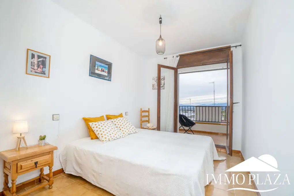 Spacious and bright corner apartment, view of Rosas beach, 2 bedrooms, 2 bathrooms, private parking, storage, large terrace!