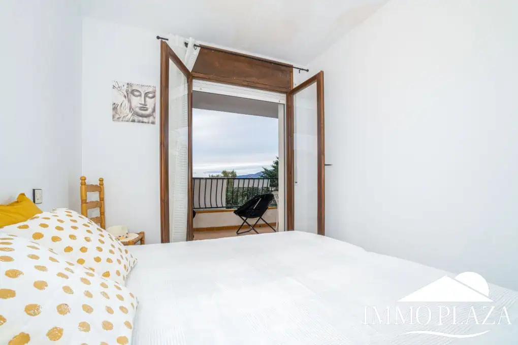 Spacious and bright corner apartment, view of Rosas beach, 2 bedrooms, 2 bathrooms, private parking, storage, large terrace!