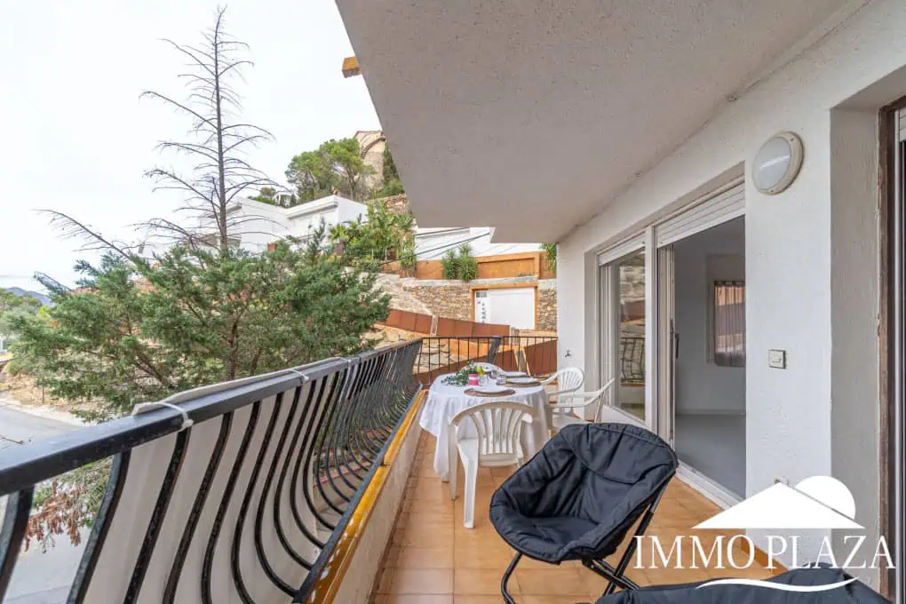 Spacious and bright corner apartment, view of Rosas beach, 2 bedrooms, 2 bathrooms, private parking, storage, large terrace!