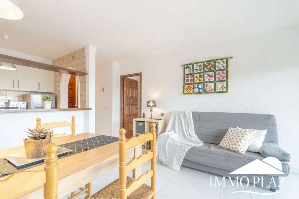 Spacious and bright corner apartment, view of Rosas beach, 2 bedrooms, 2 bathrooms, private parking, storage, large terrace!