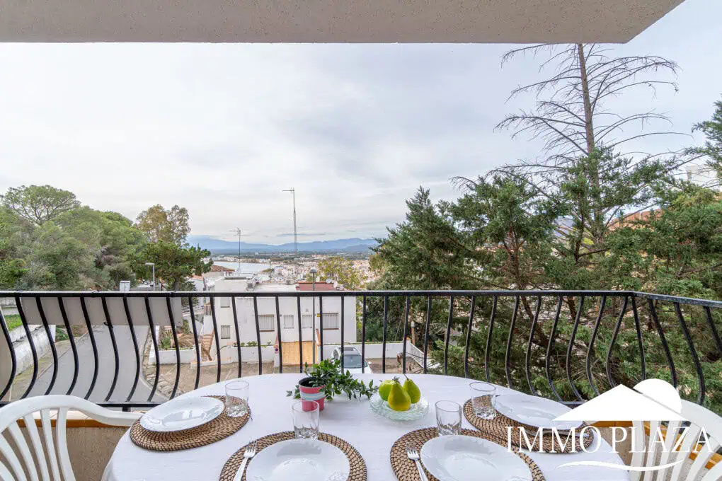 Spacious and bright corner apartment, view of Rosas beach, 2 bedrooms, 2 bathrooms, private parking, storage, large terrace!