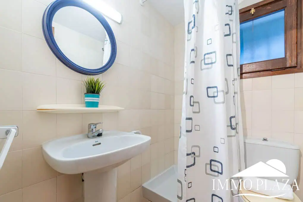 Spacious and bright corner apartment, view of Rosas beach, 2 bedrooms, 2 bathrooms, private parking, storage, large terrace!