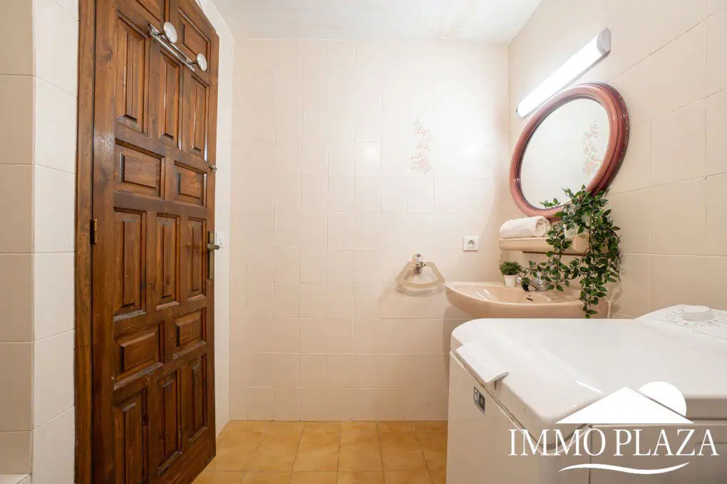 Spacious and bright corner apartment, view of Rosas beach, 2 bedrooms, 2 bathrooms, private parking, storage, large terrace!