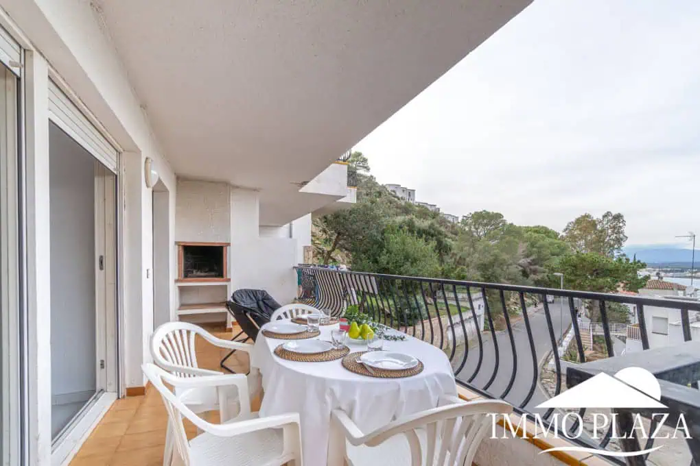 Spacious and bright corner apartment, view of Rosas beach, 2 bedrooms, 2 bathrooms, private parking, storage, large terrace!