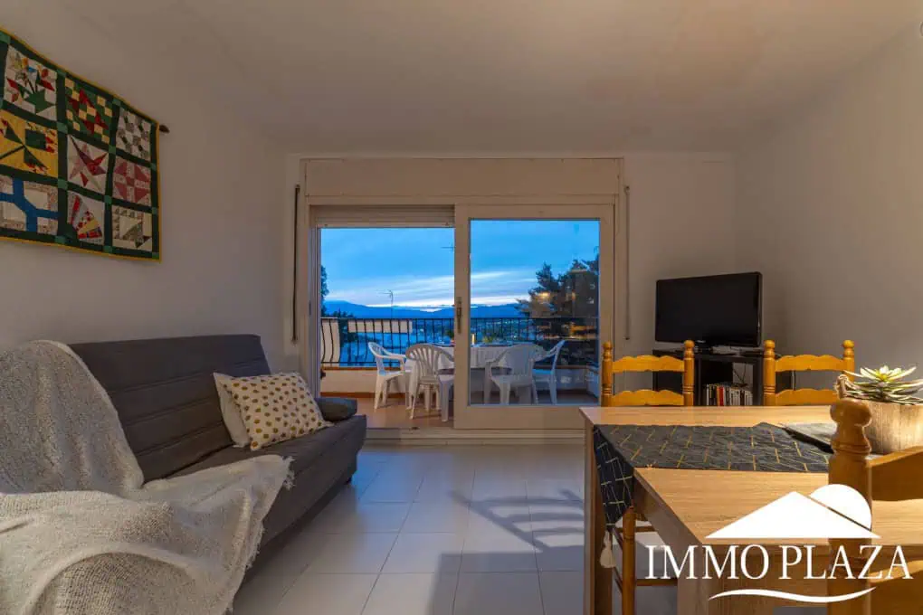 Spacious and bright corner apartment, view of Rosas beach, 2 bedrooms, 2 bathrooms, private parking, storage, large terrace!