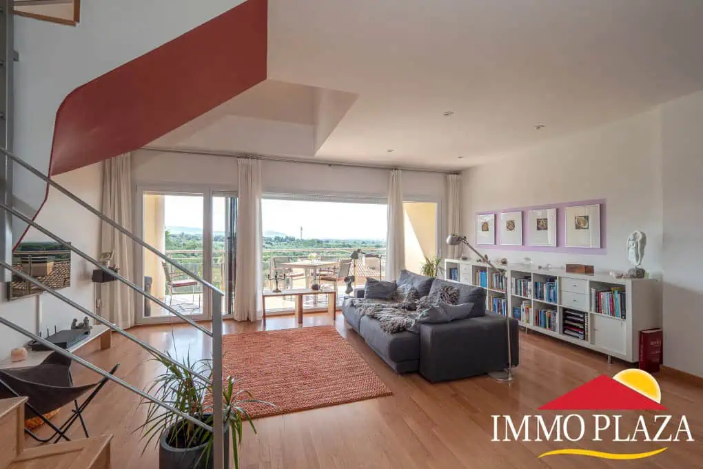 Modern duplex-Penthouse (122m2), 3 bedrooms, 2 bathrooms, private parking, swimming pool with views over the bay of Rosas!
