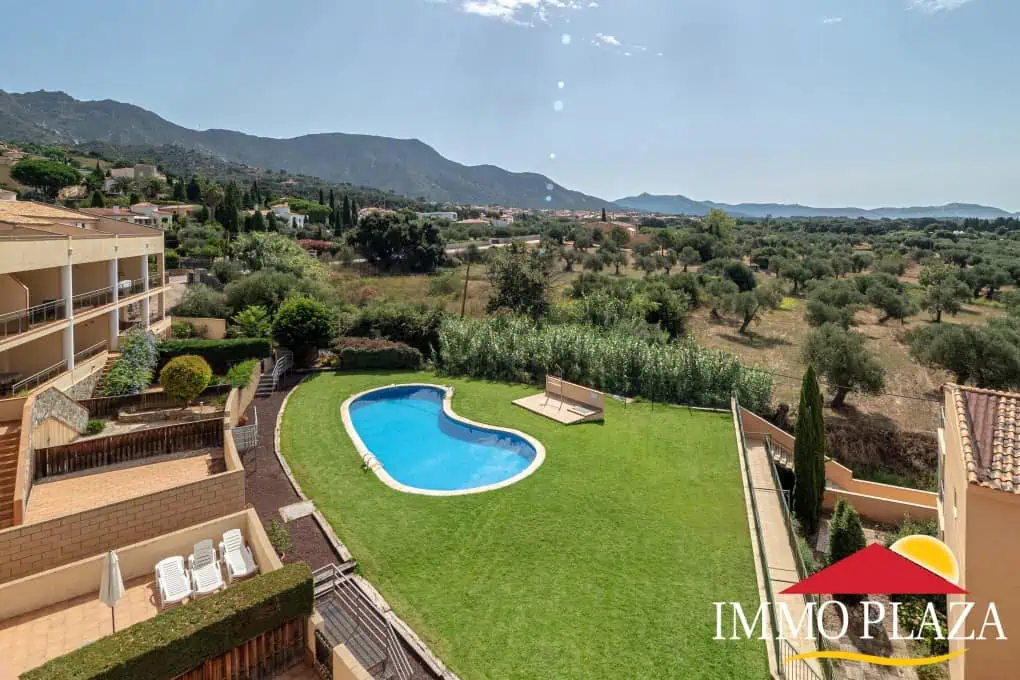 Modern duplex-Penthouse (122m2), 3 bedrooms, 2 bathrooms, private parking, swimming pool with views over the bay of Rosas!