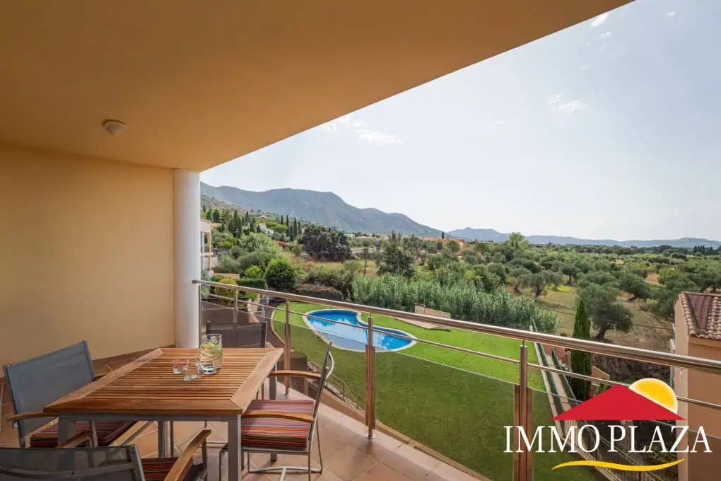 Modern duplex-Penthouse (122m2), 3 bedrooms, 2 bathrooms, private parking, swimming pool with views over the bay of Rosas!