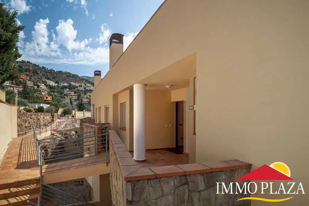 Modern duplex-Penthouse (122m2), 3 bedrooms, 2 bathrooms, private parking, swimming pool with views over the bay of Rosas!