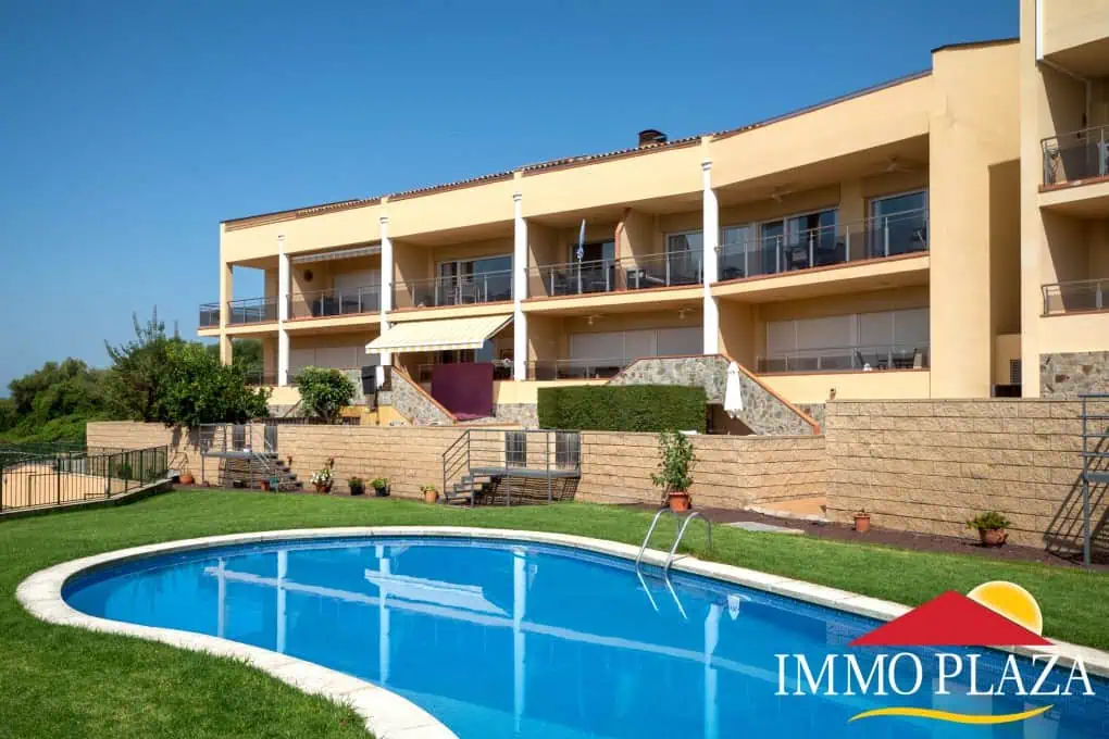 Modern duplex-Penthouse (122m2), 3 bedrooms, 2 bathrooms, private parking, swimming pool with views over the bay of Rosas!