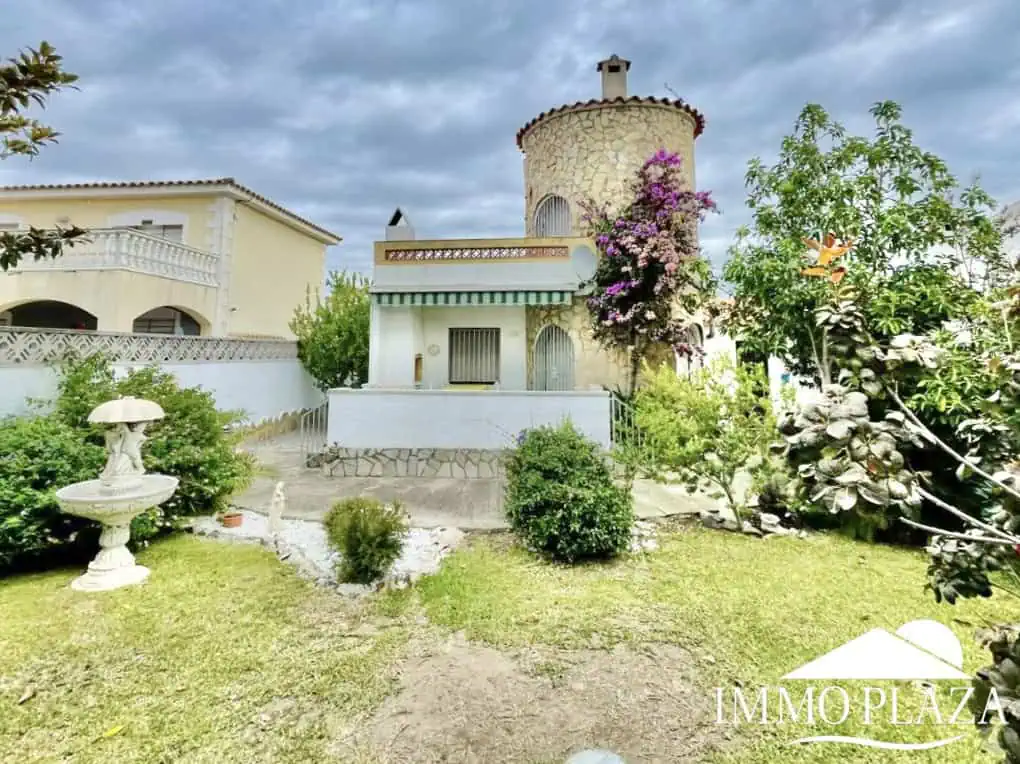 Petite villa située dans un quartier calme et privilégié d’Empuriabrava; près d’un port –  2 chambres, 2 sdb, 1 jardin, 1 garage
