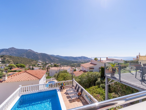 Beautiful modern villa with sea view, 3 bedrooms, 2 bathrooms, garage, swimming pool, garden + Rental Licence !