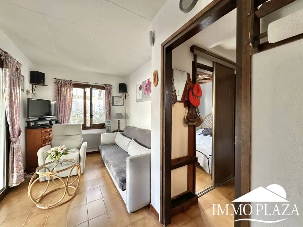 Mooi klein huis met 3 zijden, op het zuiden – 2 slaapkamers, 1 badkamer, 1 groot terras van 30m2, gemeenschappelijk zwembad