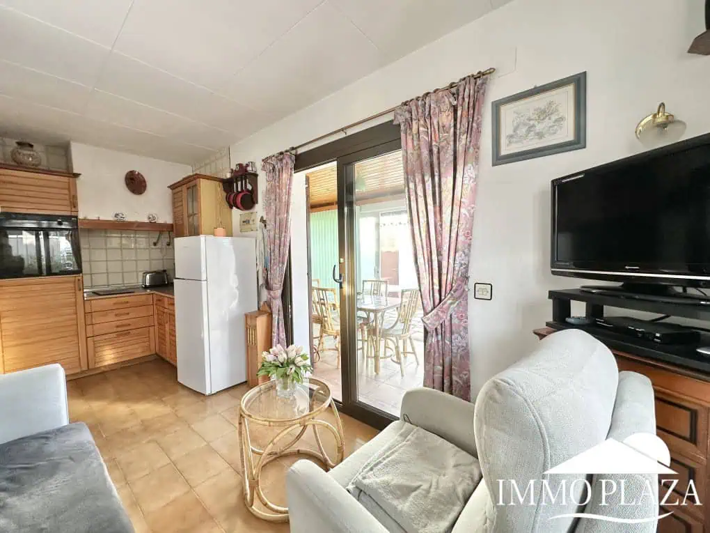 Mooi klein huis met 3 zijden, op het zuiden – 2 slaapkamers, 1 badkamer, 1 groot terras van 30m2, gemeenschappelijk zwembad