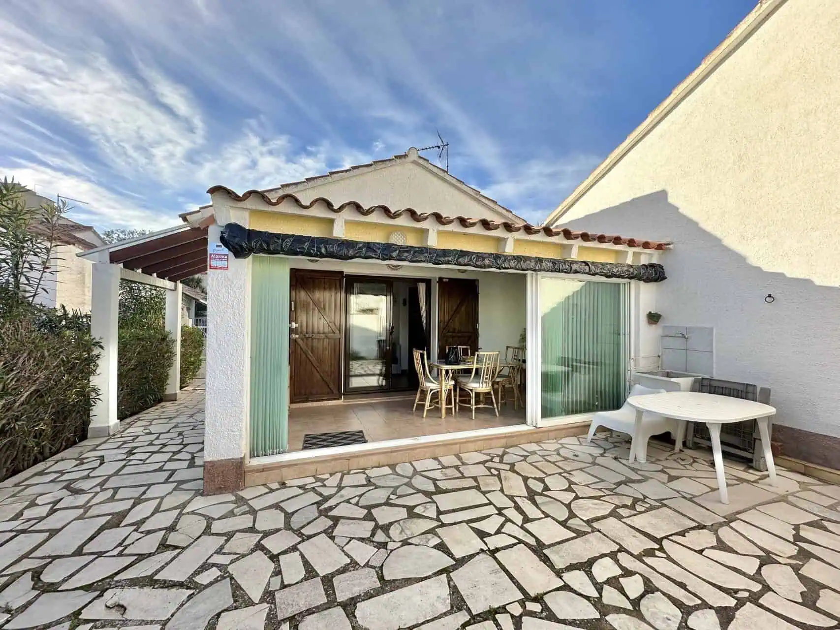 05122024162410_630 Bonica caseta de 3 vessants, orientació sud – 2 habitacions, 1 bany, 1 gran terrassa de 30m2, piscina comunitària