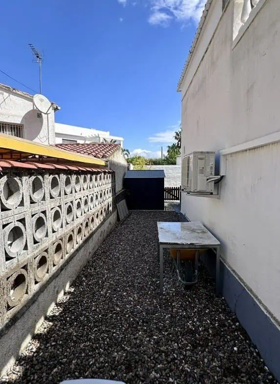 Grande villa avec Lic. Tourist. ! exposée sud ; 4 chambres, 3 salles d’eau, 1 cuisine d’été, piscine (25m2)