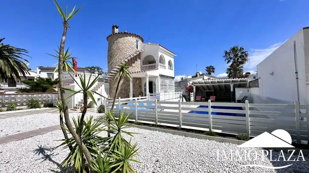 Grande villa avec Lic. Tourist. ! exposée sud ; 4 chambres, 3 salles d’eau, 1 cuisine d’été, piscine (25m2)