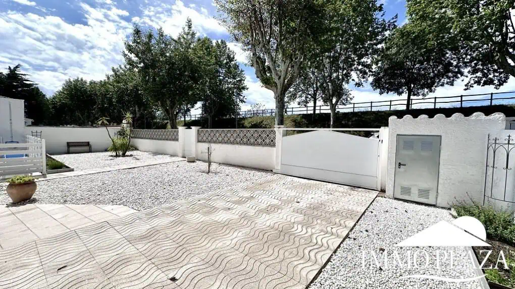 Grande villa avec Lic. Tourist. ! exposée sud ; 4 chambres, 3 salles d’eau, 1 cuisine d’été, piscine (25m2)
