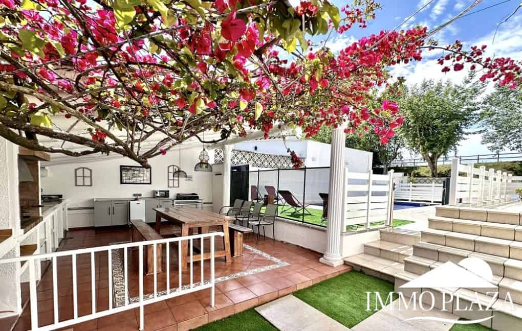 Grande villa avec Lic. Tourist. ! exposée sud ; 4 chambres, 3 salles d’eau, 1 cuisine d’été, piscine (25m2)