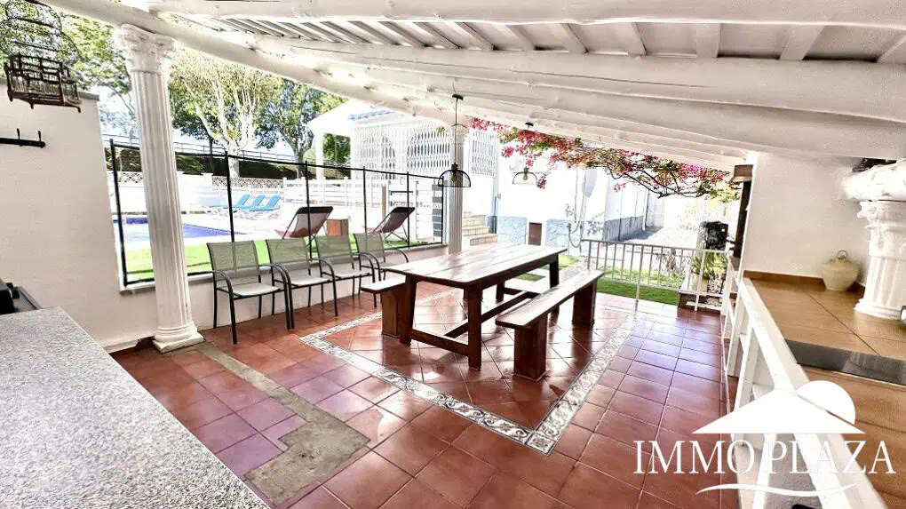 Grande villa avec Lic. Tourist. ! exposée sud ; 4 chambres, 3 salles d’eau, 1 cuisine d’été, piscine (25m2)